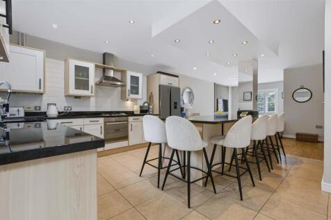 212 Dickens Heath Road 11.jpg