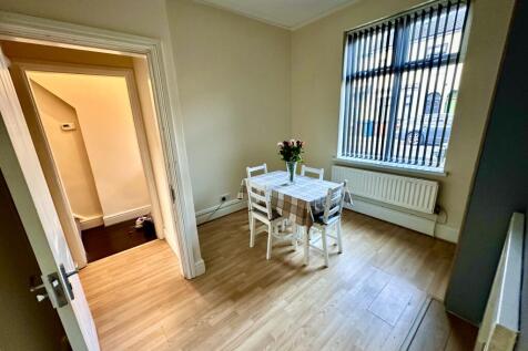 Spacious 3-Bedroom Family Home  DE1 Cowley Street photo 3