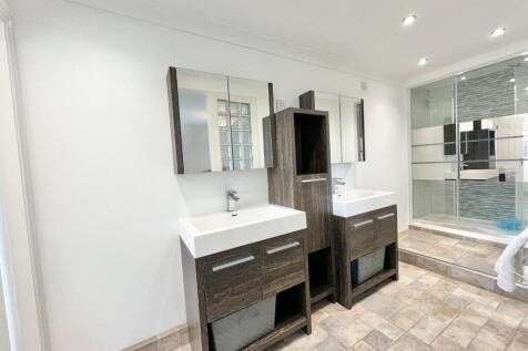 Ground floor bedroom en-suite