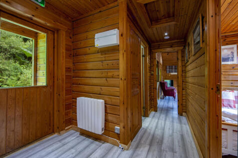 1Z6E0881 Carrick Hallway