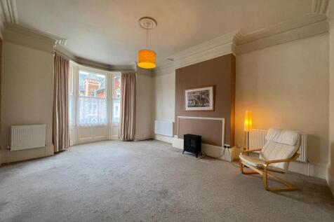 28 Esplanade Gardens, Scarborough photo 3
