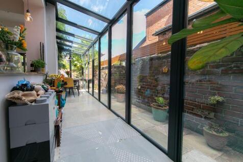 Glass side return extension