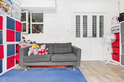 CAM03729G0-PR0099-STILL025