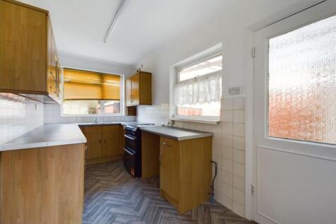3-bed semi-detached on Summerfield Road, Millfield, Peterborough, £1,150/mo