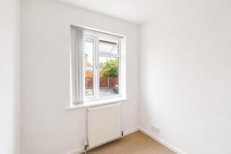 5 The Cresent -  bedroom 3.jpg