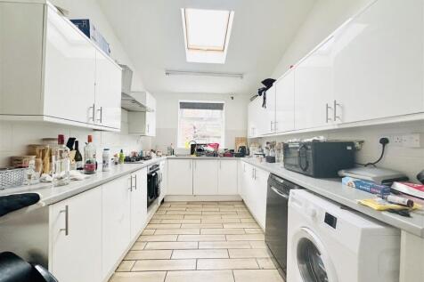 6-bed semi-detached on Lenton Boulevard, Nottingham, Nottinghamshire, NG7, £3,380/mo