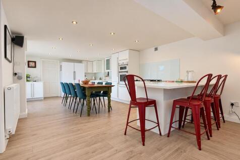 Superb OPEN-PLAN Dining Kitchen