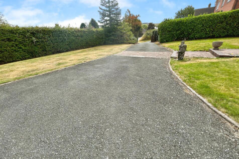 Modern Detached 4 Bedroom Property