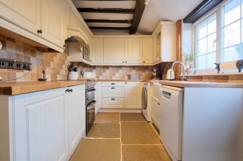 Fully fitted cottage style kitchen
