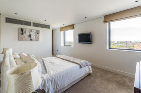 Further Guest Bedroom with En-suite Facilities
