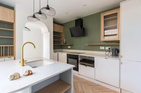 4-bed terraced on CHESTNUT RISE, Plumstead, London, SE18, £2,750/mo