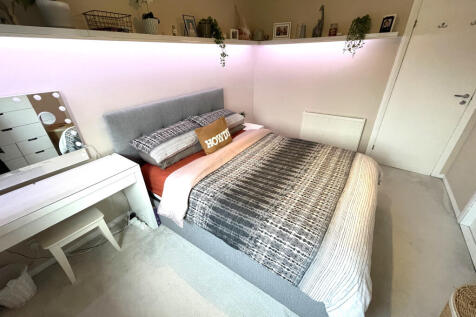 Bedroom 1b.JPG
