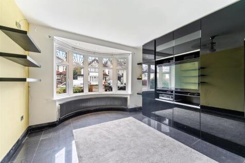 41 Oaklands Avenue, Isleworth TW7-53.jpg