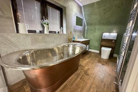 ALTERNATE VIEW OF EN-SUITE