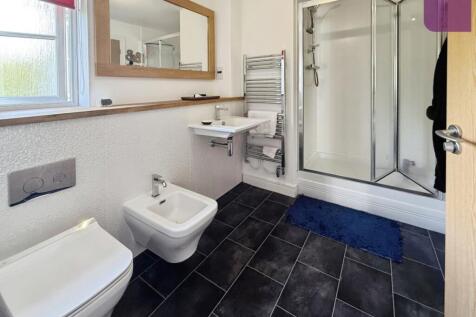 25 Bed 1 ensuite.JPG