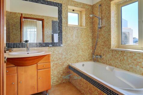 en-suite mosaic tiled bathroom