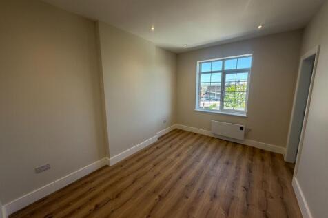 High Road, E18 photo 3