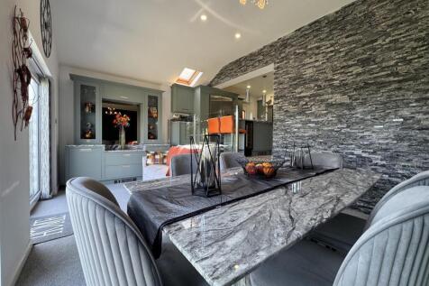 LIVING / DINING ROOM