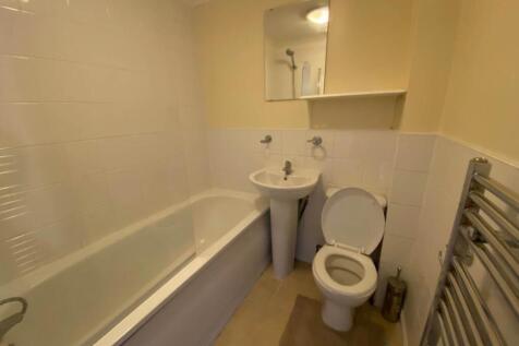 milton court bathroo