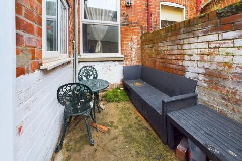 Flat 1 Yard
