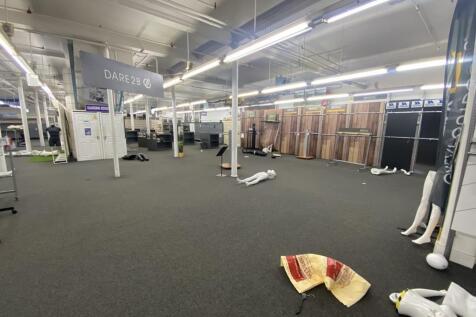Retail Property (high street) to rent Image 7