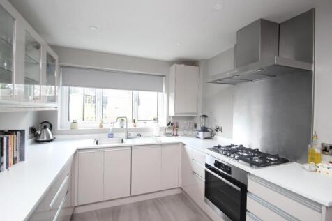 2 bed maisonette to rent Deans Cl, London CR0