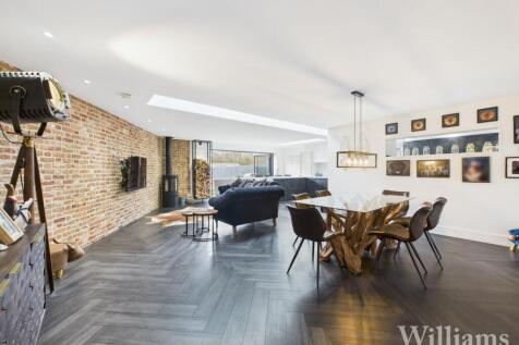 Kitchen / Living Area