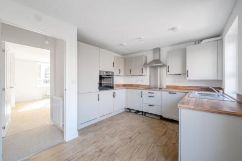 3 bedroom End of Terrace House in Bugle Grove, Finchampstead photo 4