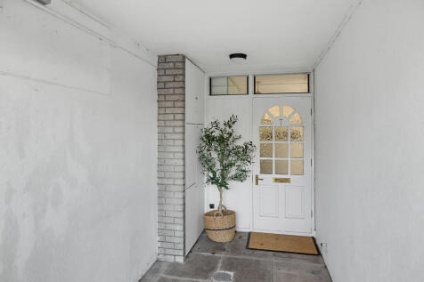 Pretty Entrance