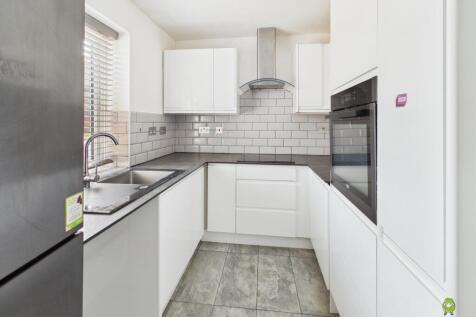 35 Hilltop Gardens, Dartford, Kent. DA1 5JF photo 4