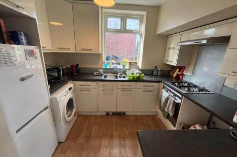 3-bed semi-detached on Parsonage Road, Manchester, £1,560/mo