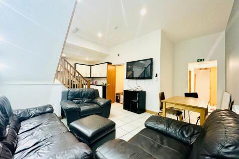 6-bed detached on Harlaxton Drive, Lenton, £3,510/mo