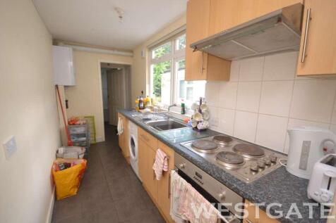 3-bed terraced on Blenheim Gardens, Reading, £2,025/mo