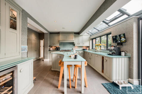 5 bed, 4 bath Detached in Birmingham - Photo 9