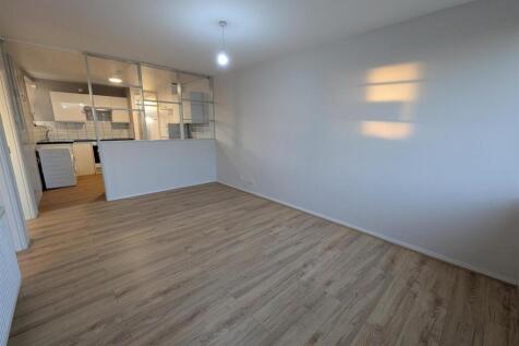 Pettits Lane North Two Bed Flat photo 3