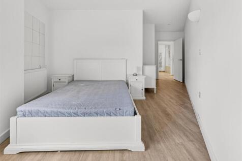 To Let  3 Bedroom Flat Balcony CR0  www.islingtonp