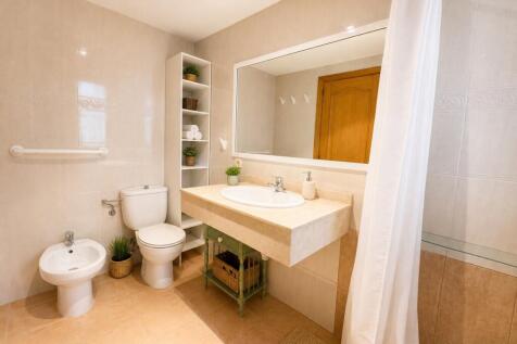 Bathroom 2.jpg