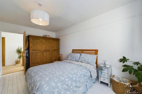 CAM01995G0-PR0205-STILL019