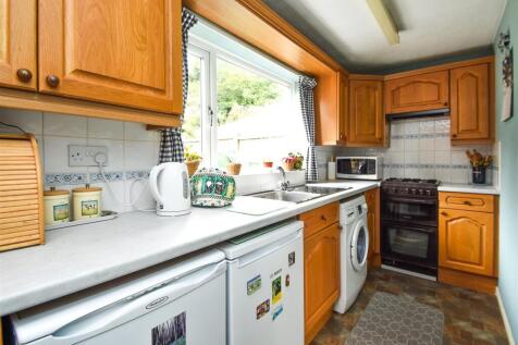 11 Quendale - Kitchen.jpg