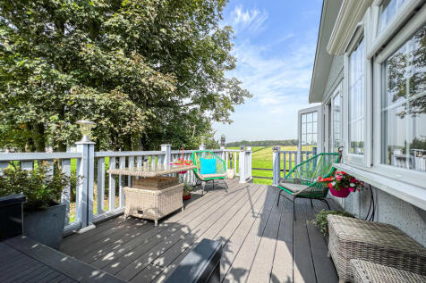 31 Tower Court - decking