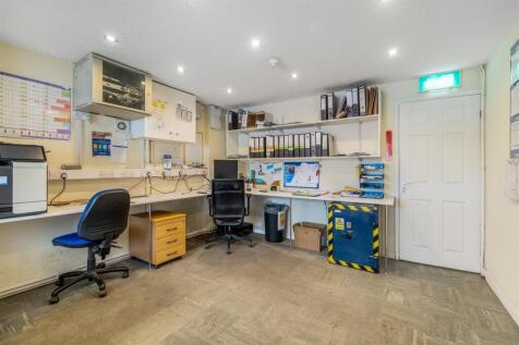 Johnstone Decorating Centre, Nelson Way (Boston)-8