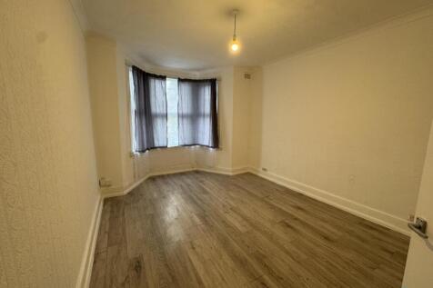 Large 2 Bedroom 1st Floor Flat