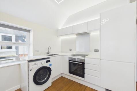 CAM02136G0-PR0562-STILL001