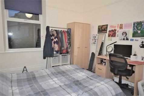 58-watson-rd-bedroom-1.990x0.jpg