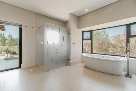 Main Bed - En Suite Bathroom