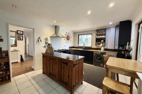 Kitchen/Breakfast Room: