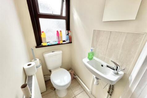 SHARED WC.jpg