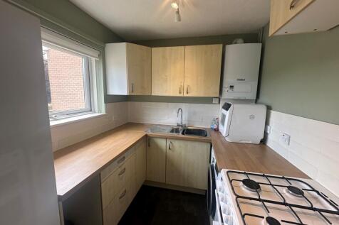Two Double Bedroom Apartment with Private Garden & Allocated Parking, Exmouth photo 3