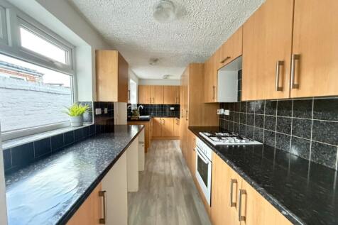 FITTED KITCHEN