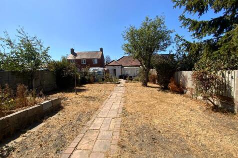 REAR GARDEN approx 80ft